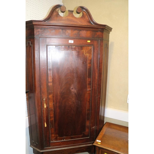 555 - A George III crossbanded mahogany corner cupboard on stand with panel door enclosing shaped front sh... 