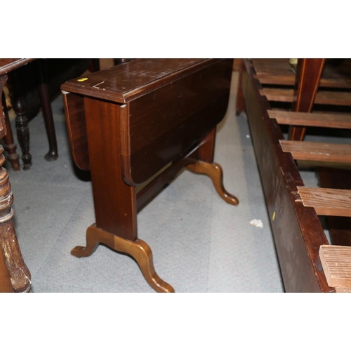 625 - A walnut Sutherland tea table, on panel end supports and cabriole feet, 24