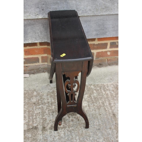 591 - A mahogany gate leg table with pierced sides, 21