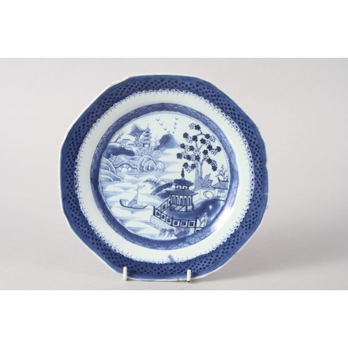 115 - A Chinese octagonal blue and white meat plate with proto-Willow pattern design, 16