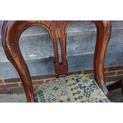 511 - A pair of late 19th century side chairs with pierced splat backs, on turned supports