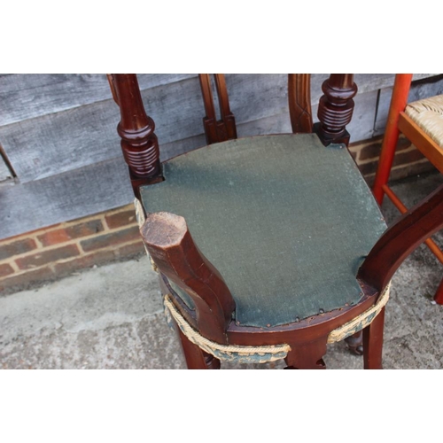 511 - A pair of late 19th century side chairs with pierced splat backs, on turned supports