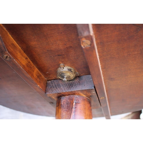 522 - A 19th century mahogany circular tilt top table, on baluster turned column and tripod splay supports... 