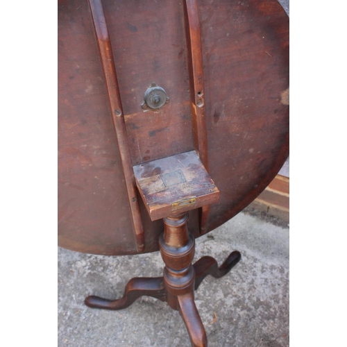 522 - A 19th century mahogany circular tilt top table, on baluster turned column and tripod splay supports... 