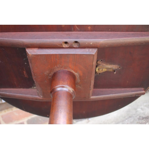 660 - A mahogany and fan paterae inlaid circular tilt top wine table, on tripod splay supports, 2 1/2