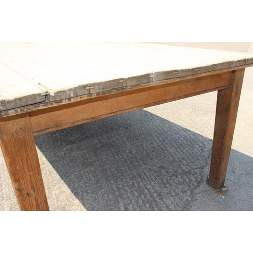 689 - A pine scrub top kitchen table, fitted one drawer, on square taper supports, 98 1/2