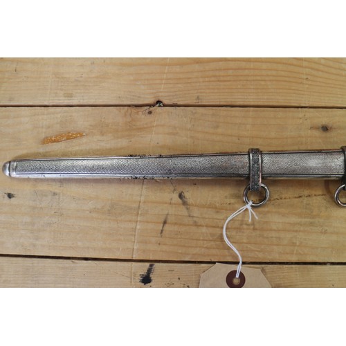 176 - An officer's German army dagger, in metal scabbard, no maker, 15 1/2