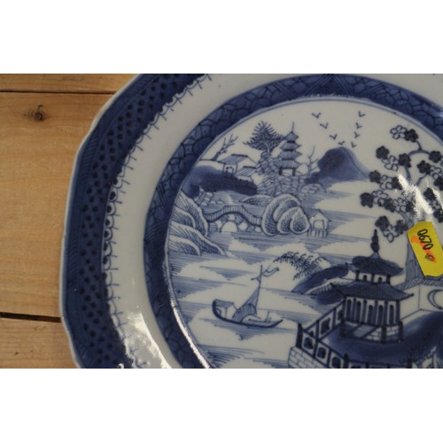 115 - A Chinese octagonal blue and white meat plate with proto-Willow pattern design, 16