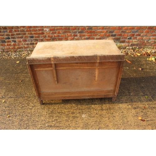 567 - A 1930s limed oak ledge back chest of two short and one long drawer, 36