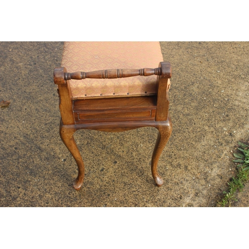 568 - A walnut duet stool with box seat, on cabriole supports, 41