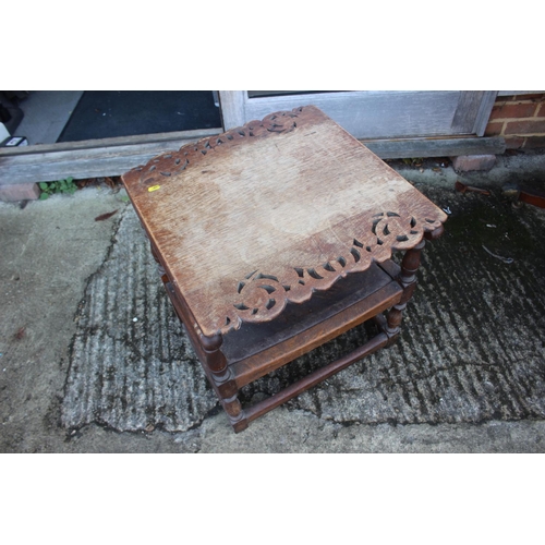 583 - A monk's 1930s oak chair with leather seat, on splay supports, 20 1/2