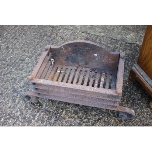 675 - An Art Deco wrought iron grate, on scroll supports, 25