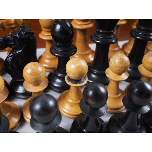 184 - A boxwood and ebony Staunton pattern chess set, the king 2 3/4