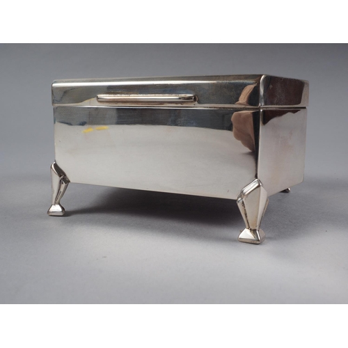 294 - An Art Deco silver engine turned trinket box with velvet lining, 4