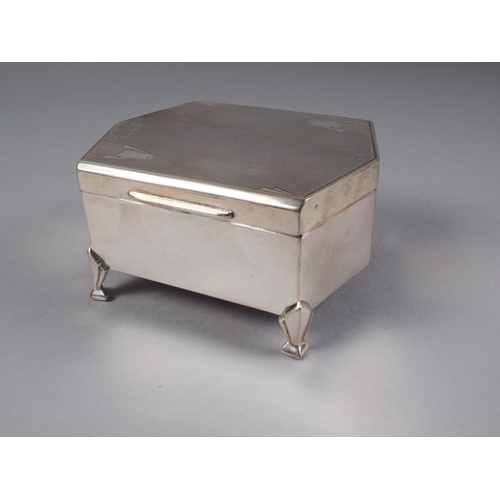 294 - An Art Deco silver engine turned trinket box with velvet lining, 4