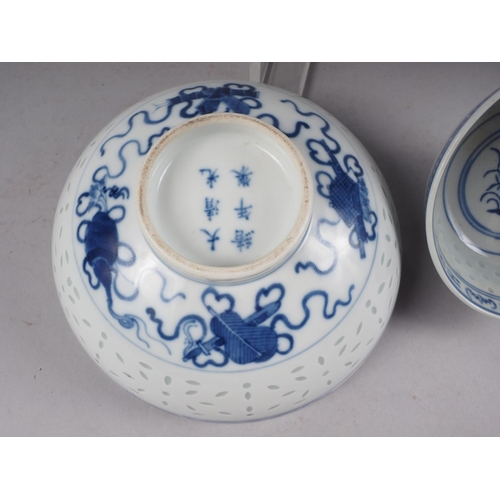 86 - A Chinese blue and white rice bowl with six character mark to base, 7