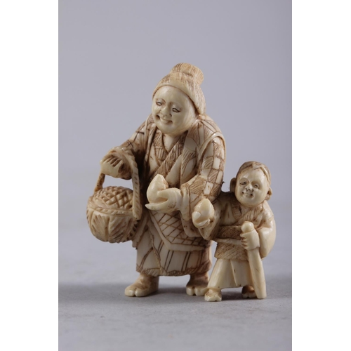 121 - An early 20th century carved ivory figure group/netsuke woman and child, 2