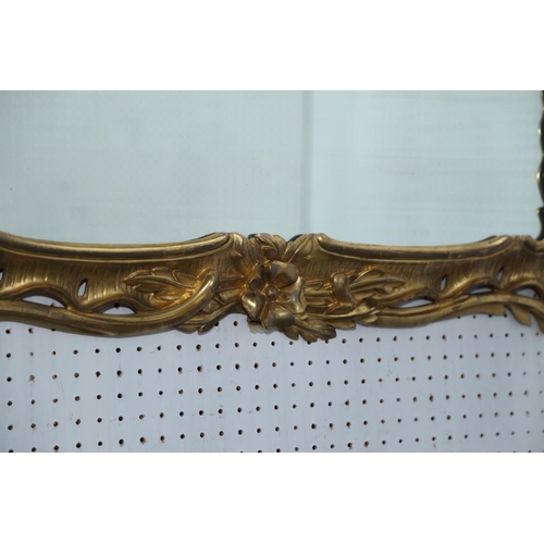 560 - A Georgian carved giltwood framed wall mirror with scrolls and flowers, 32