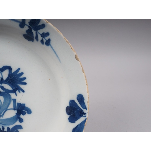 21 - An 18th century blue and white English delft plate with floral decoration, 7 3/4