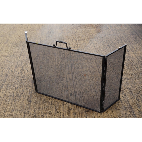 752 - A modern folding spark guard, 28