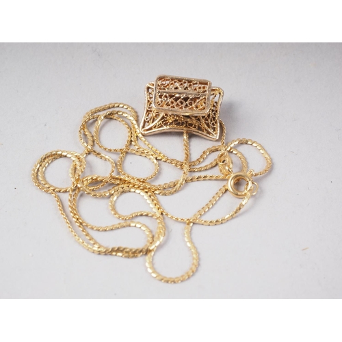 313 - A yellow metal chain, stamped 