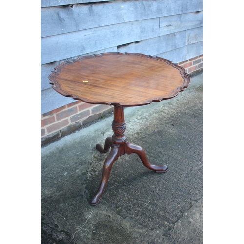 411 - A late Georgian carved mahogany pie crust tilt top occasional table with birdcage, on turned column ... 