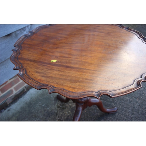 411 - A late Georgian carved mahogany pie crust tilt top occasional table with birdcage, on turned column ... 