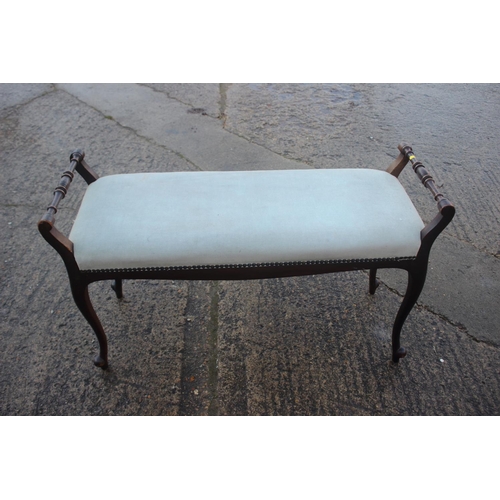 556 - A mahogany frame duet stool, on cabriole supports
