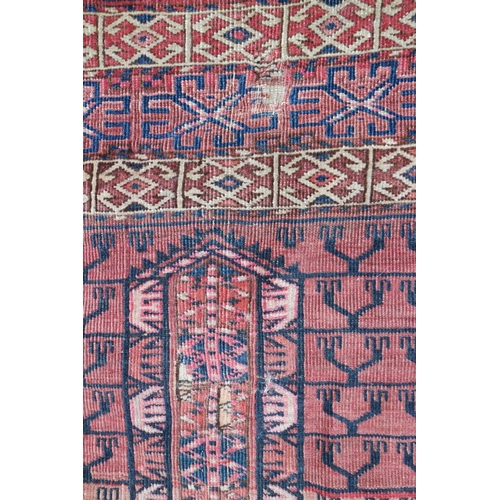 631 - A Tekke Hatchli rug in traditional shades, 47