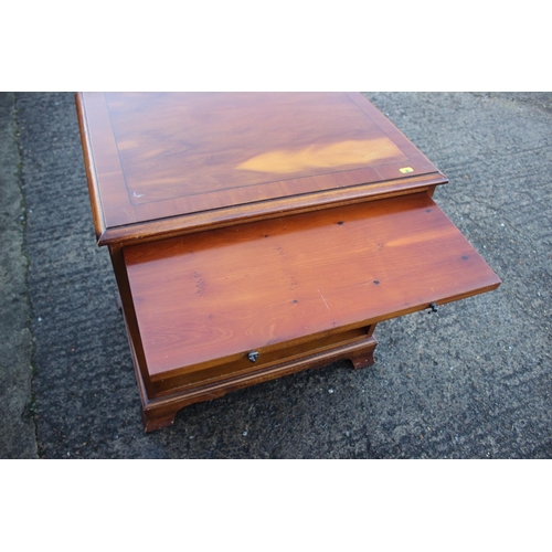 581 - A yew and banded low bedside chest, fitted slide over two short and one long drawer and recess, on s... 