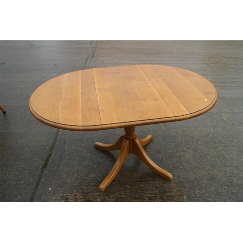 627 - An oak circular top dining table with extra leaf, on turned column and quadruple splay supports, 36