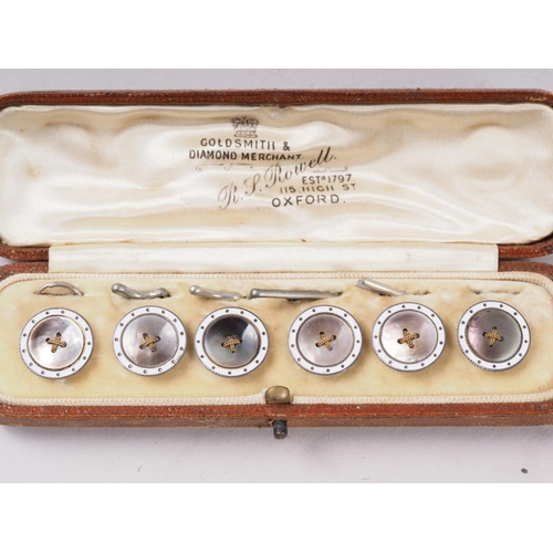 355 - A quantity of jewellery, including 9ct gold, 7.2g, and 10ct gold cufflinks, 4g, collar stud sets, a ... 