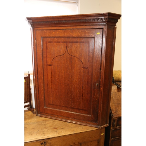 549 - A George III quarter cut oak and walnut inlaid corner hanging cupboard enclosed panel door, 37