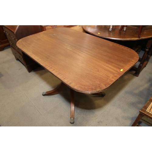 532 - A mahogany and boxwood strung tilt-top single pedestal breakfast table, on quadruple splay supports