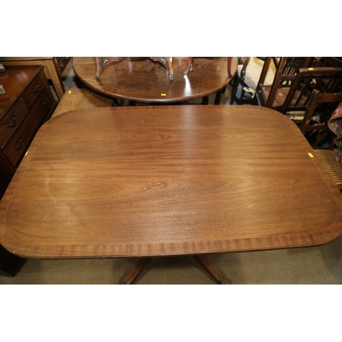 532 - A mahogany and boxwood strung tilt-top single pedestal breakfast table, on quadruple splay supports