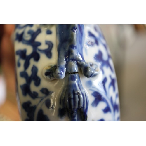 89 - A Chinese porcelain blue and white bottle vase, decorated mythical beasts with four-character mark t... 