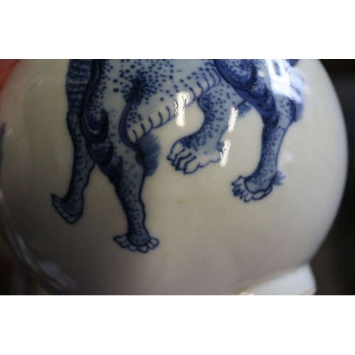 89 - A Chinese porcelain blue and white bottle vase, decorated mythical beasts with four-character mark t... 