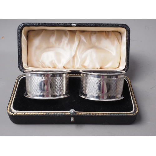 375 - A pair of silver napkin rings, in box, 1.6oz troy approx