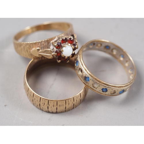 414 - A selection of 9ct gold jewellery, including a wedding band, size Q, a cluster ring, size R, an eter... 