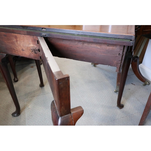 546 - An early George III mahogany fold-over top card table with counter wells and single gate, on shaped ... 