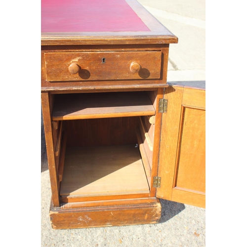 642 - A partners early 20th century mahogany double pedestal desk with red leatherette top, fitted two dra... 