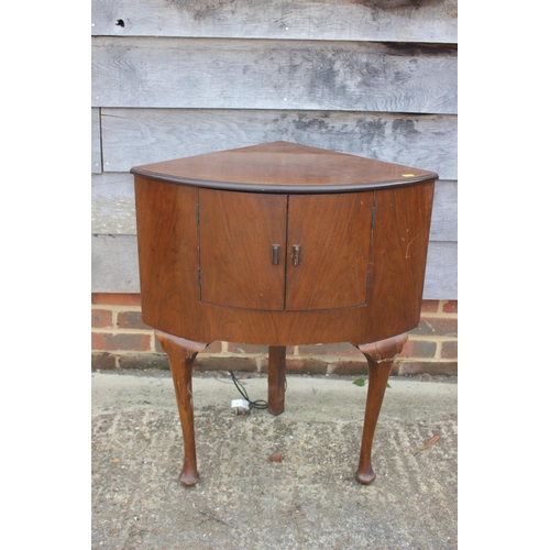 662 - An early 20th century Marconi valve radio, in fitted walnut bowfront corner cabinet, on cabriole sup... 