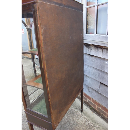 705 - An Edwardian walnut banded and line inlaid display cabinet with astragal glazed doors enclosed two s... 