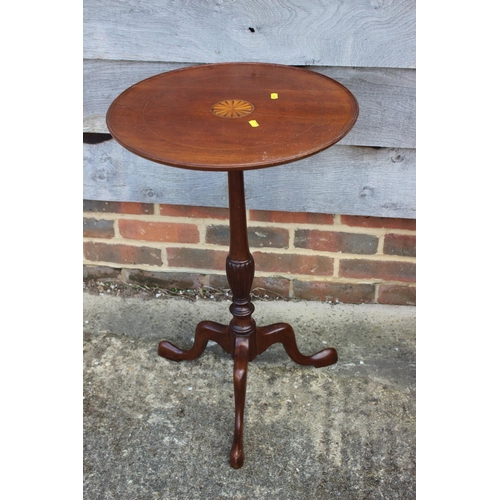 707 - A mahogany and fan paterae inlaid circular occasional table, on tripod splay supports, 18