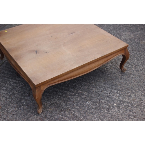 708 - A faded mahogany low occasional table/coffee table, on cabriole supports, 36