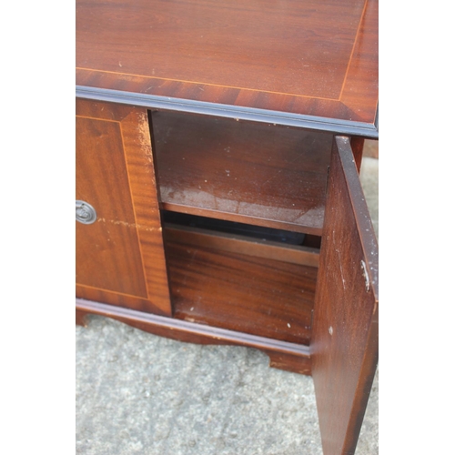 674 - A mahogany and brass mounted bedside chest of drawers, 18