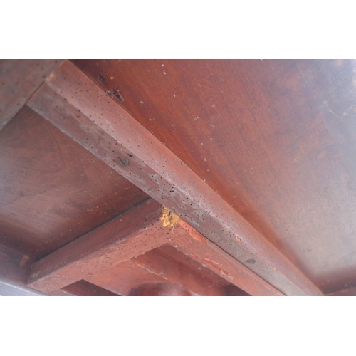 548 - A 19th century mahogany tilt top breakfast table, on turned column and splay support, 29