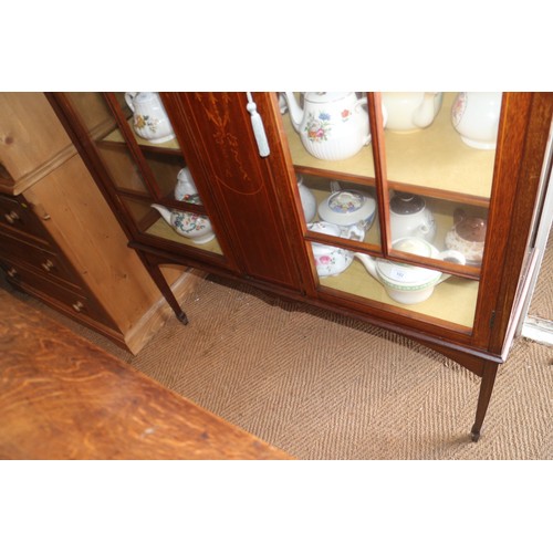 678 - An Edwardian mahogany and inlaid ledge back display cabinet enclosed two lattice glazed doors, 47