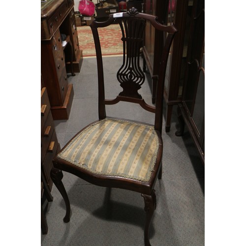 680 - An Edwardian walnut two-seat settee with padded seat and back, upholstered in a Regency striped fabr... 