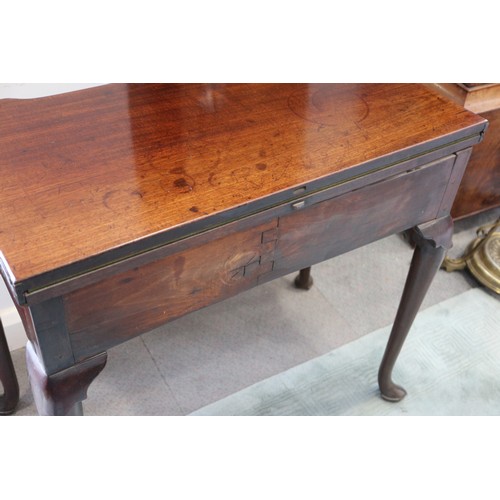 546 - An early George III mahogany fold-over top card table with counter wells and single gate, on shaped ... 